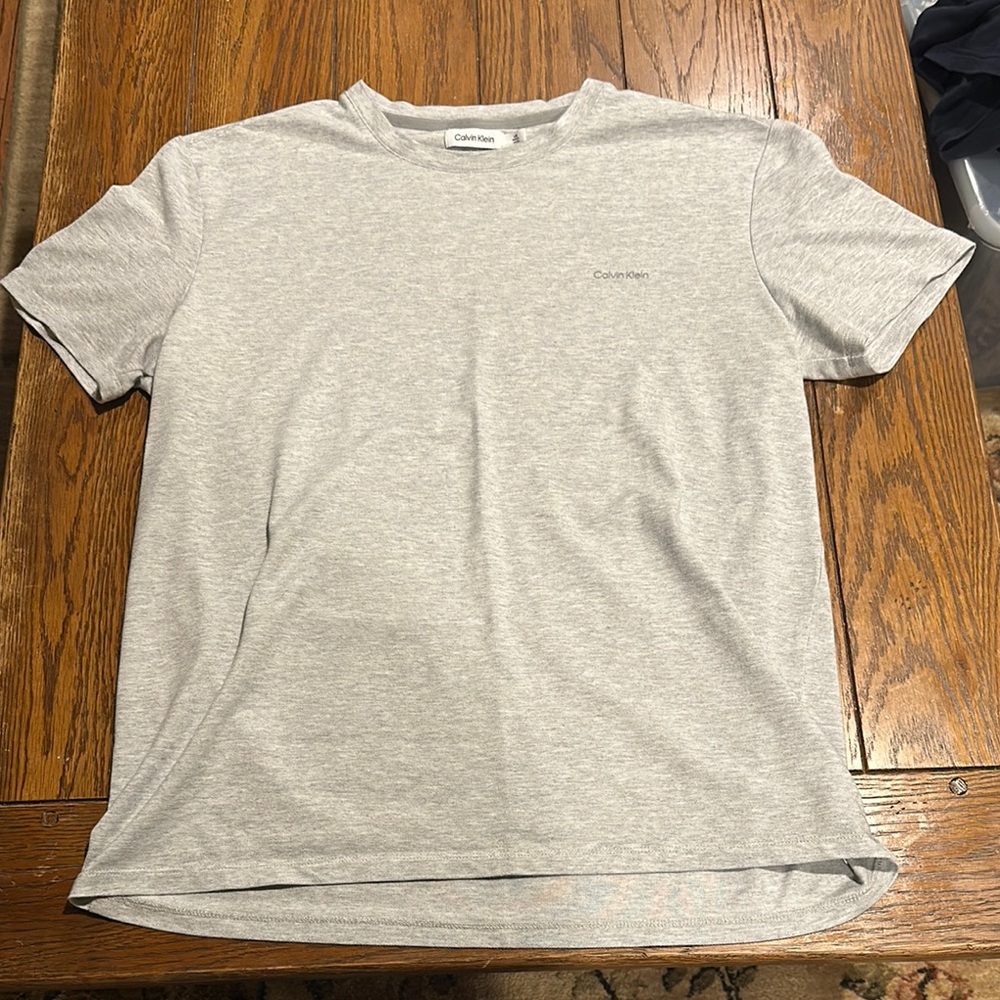 LARGE CALVIN KLEIN T SHIRT